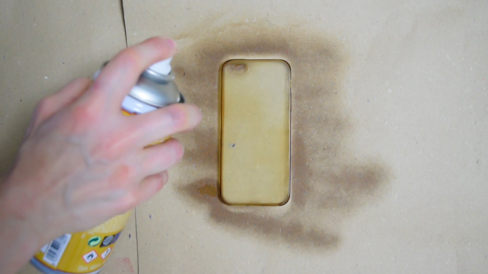Cómo-pintar-una-funda-de-silicona-con-pintura-en-spray-5
