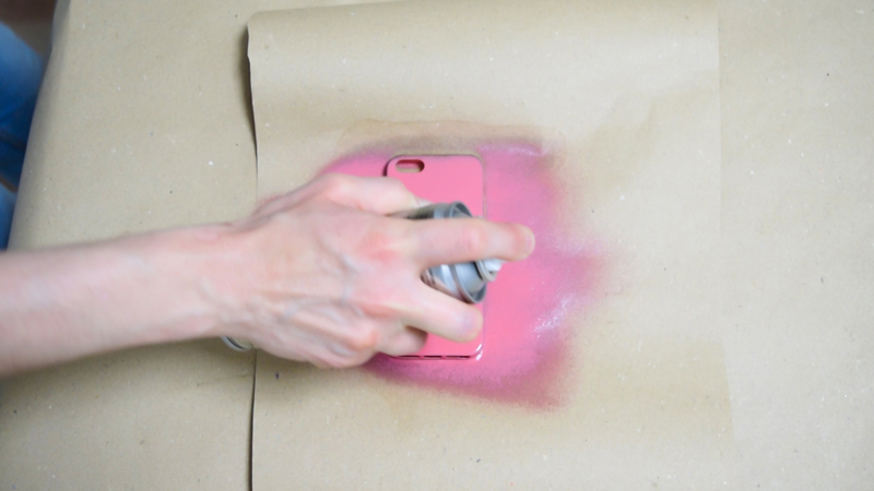 Cómo-pintar-una-funda-de-silicona-con-pintura-en-spray-6
